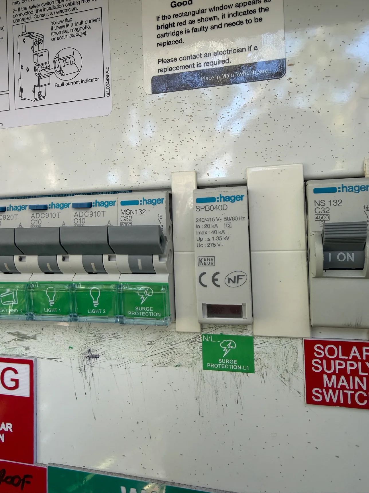 Surge protection device with a status window, fitted in a switchboard beside the circuit protection